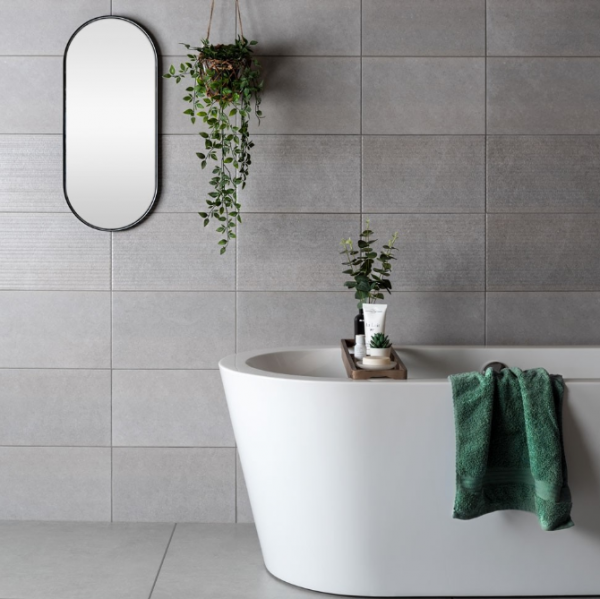 Dinding kamar mandi dengan ubin beton bertekstur